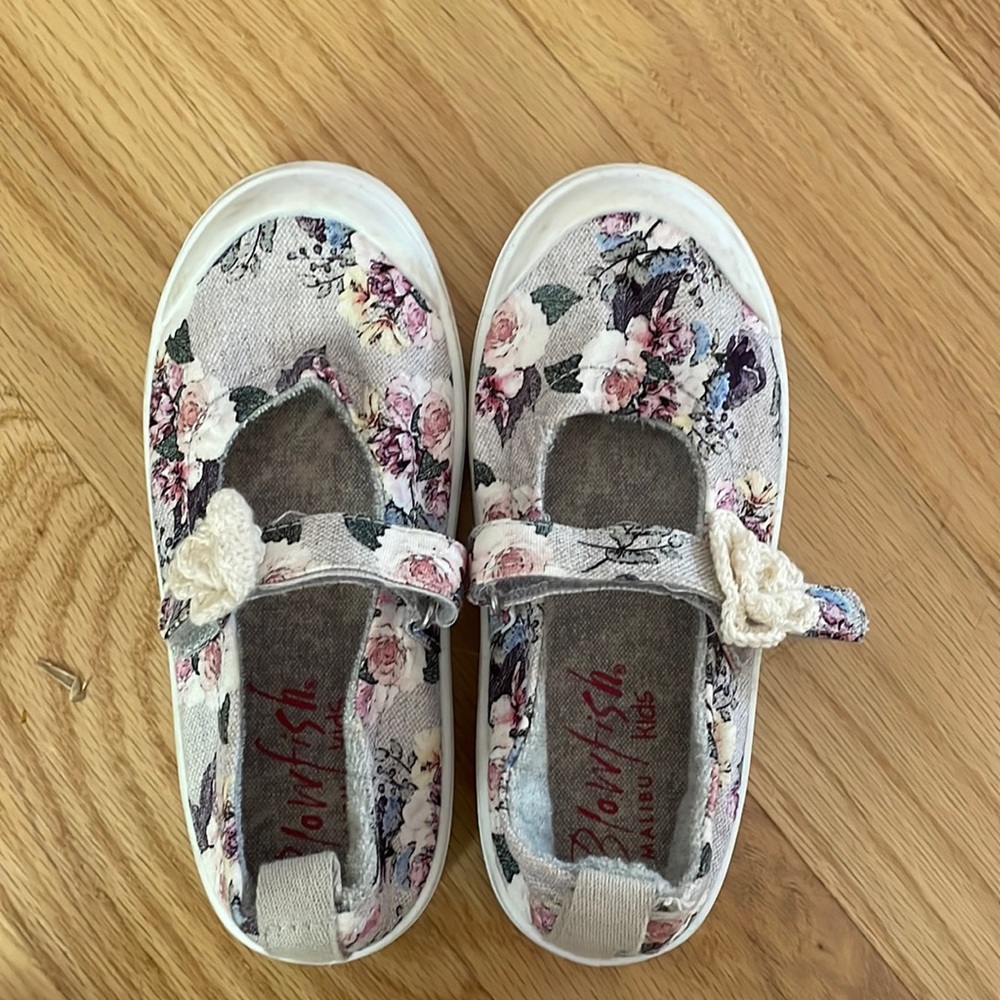 Girls casual shoes, never worn